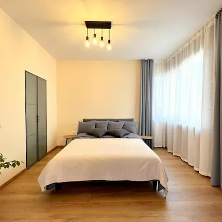 - Cozy 1bd In Center *